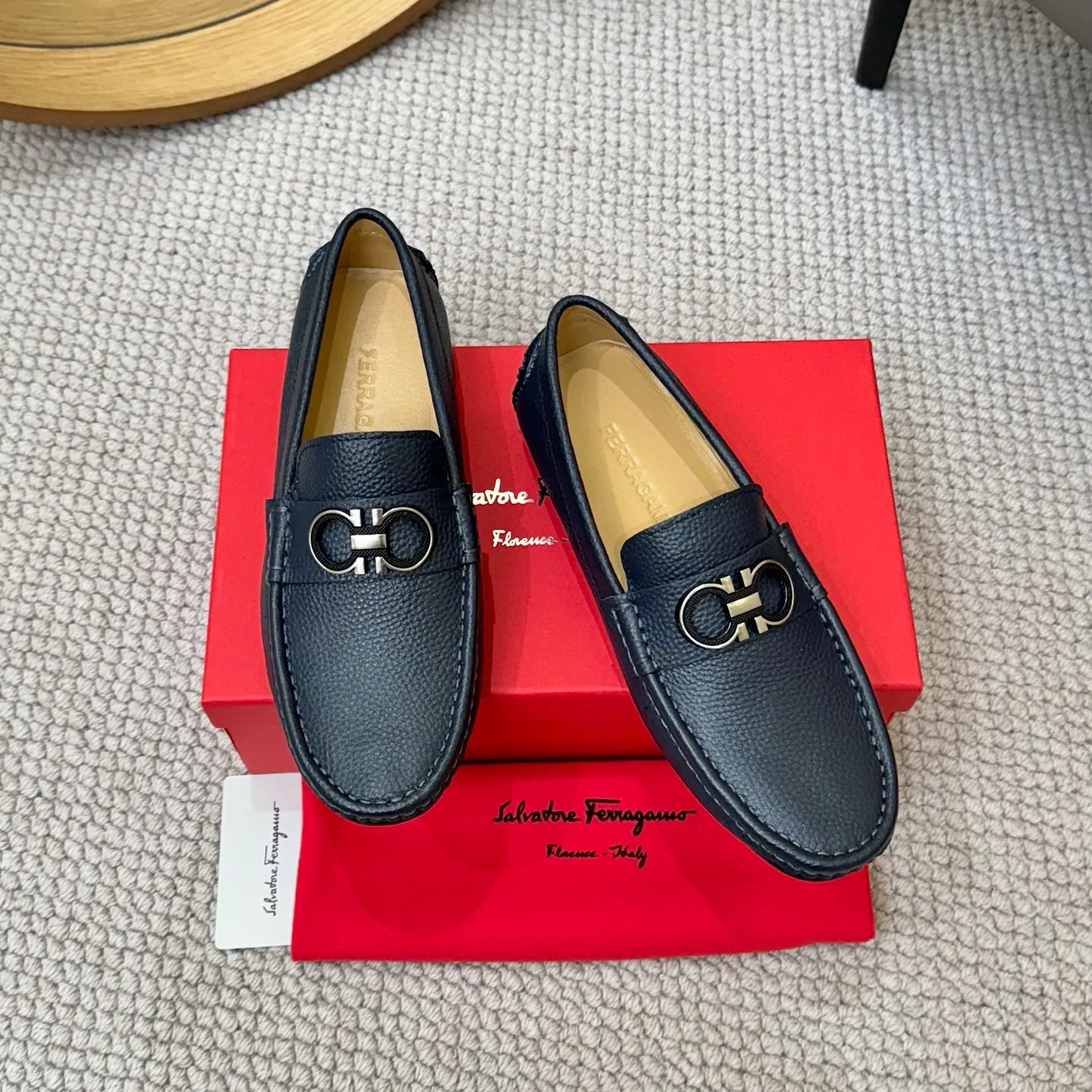 Men's men's shoes 💰420 (Yangli) Ferragamo 〰Ferragamo 2⃣️0⃣️2⃣️5️⃣ New series 👊🏻 Upper 🇮🇹 Italian imported calfskin, original outsole molding. Water-dyed sheepskin lining. The identity of every successful man is set off, and the upper and lower shoes are elegant and stable🚶🏻🚶🏻The high-end custom counter original replica is an eternal classic🔍️Number of codes: 38-46 with counter packaging
